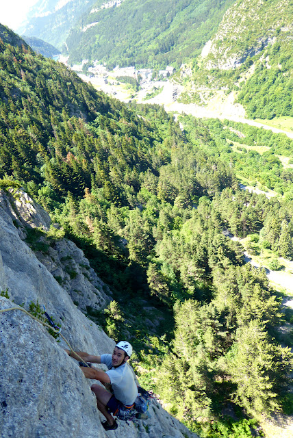 Vía Karkiñoli 140m (6c+/A0), placas a la sombra. Canfranc estación.