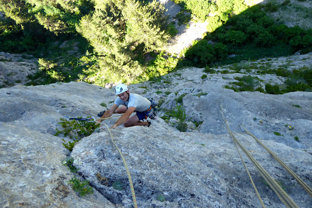 Vía Karkiñoli 140m (6c+/A0), placas a la sombra. Canfranc estación.