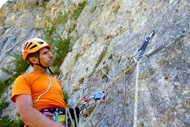 Vía Karkiñoli 140m (6c+/A0), placas a la sombra. Canfranc estación.