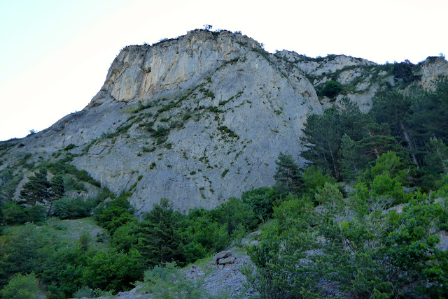 Vía Karkiñoli 140m (6c+/A0), placas a la sombra. Canfranc estación.