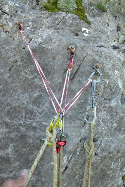 Vía Karkiñoli 140m (6c+/A0), placas a la sombra. Canfranc estación.