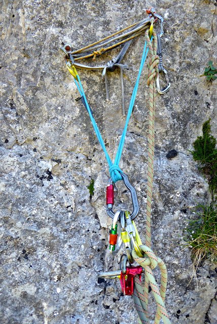 Vía Karkiñoli 140m (6c+/A0), placas a la sombra. Canfranc estación.