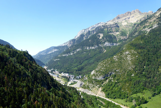 Vía Karkiñoli 140m (6c+/A0), placas a la sombra. Canfranc estación.