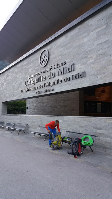 Vía Rebufatt al espolón de los cósmicos, 150m (MD-/6a).